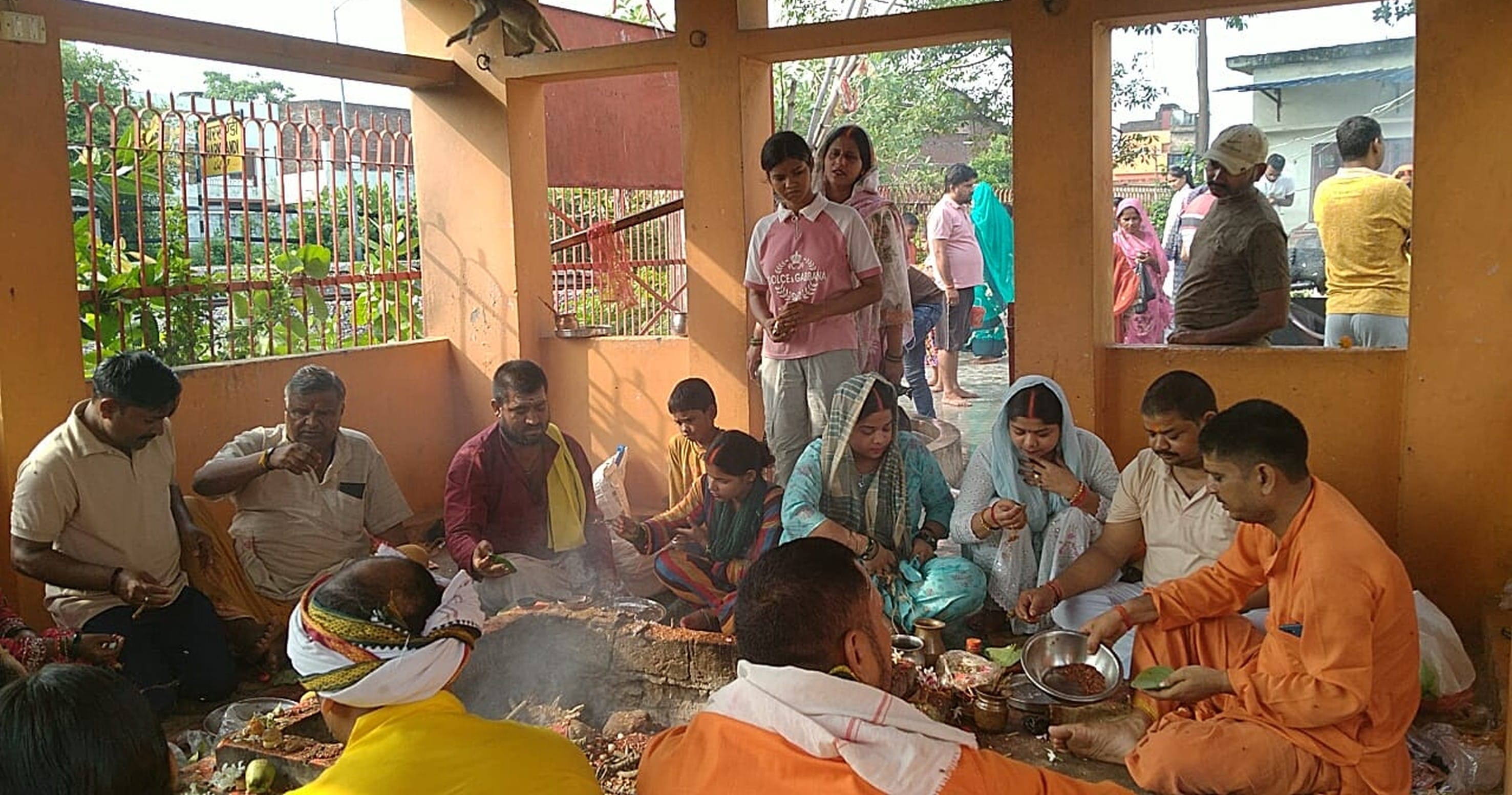 बलरामपुर के झारखंडी मंदिर में हवन-पूजन करते श्रद्धालु।