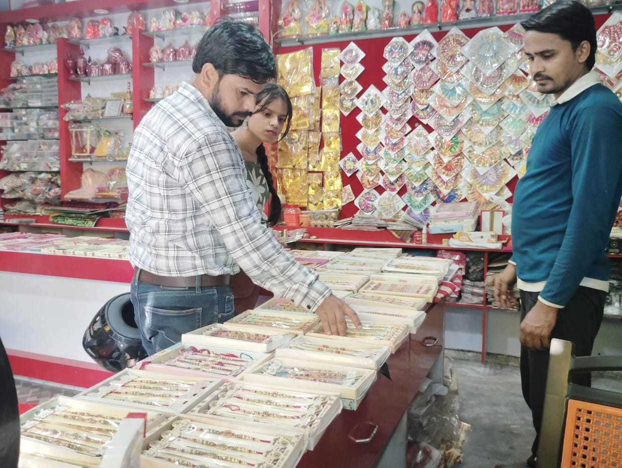 Siddharthnagar News: Rakhi stalls begin to spring up; attractive designs become sisters' top choice