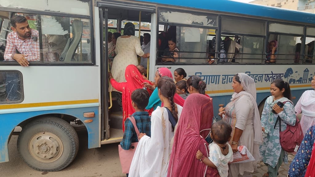 बस में सवार होती सवारी। फाइल फोटो