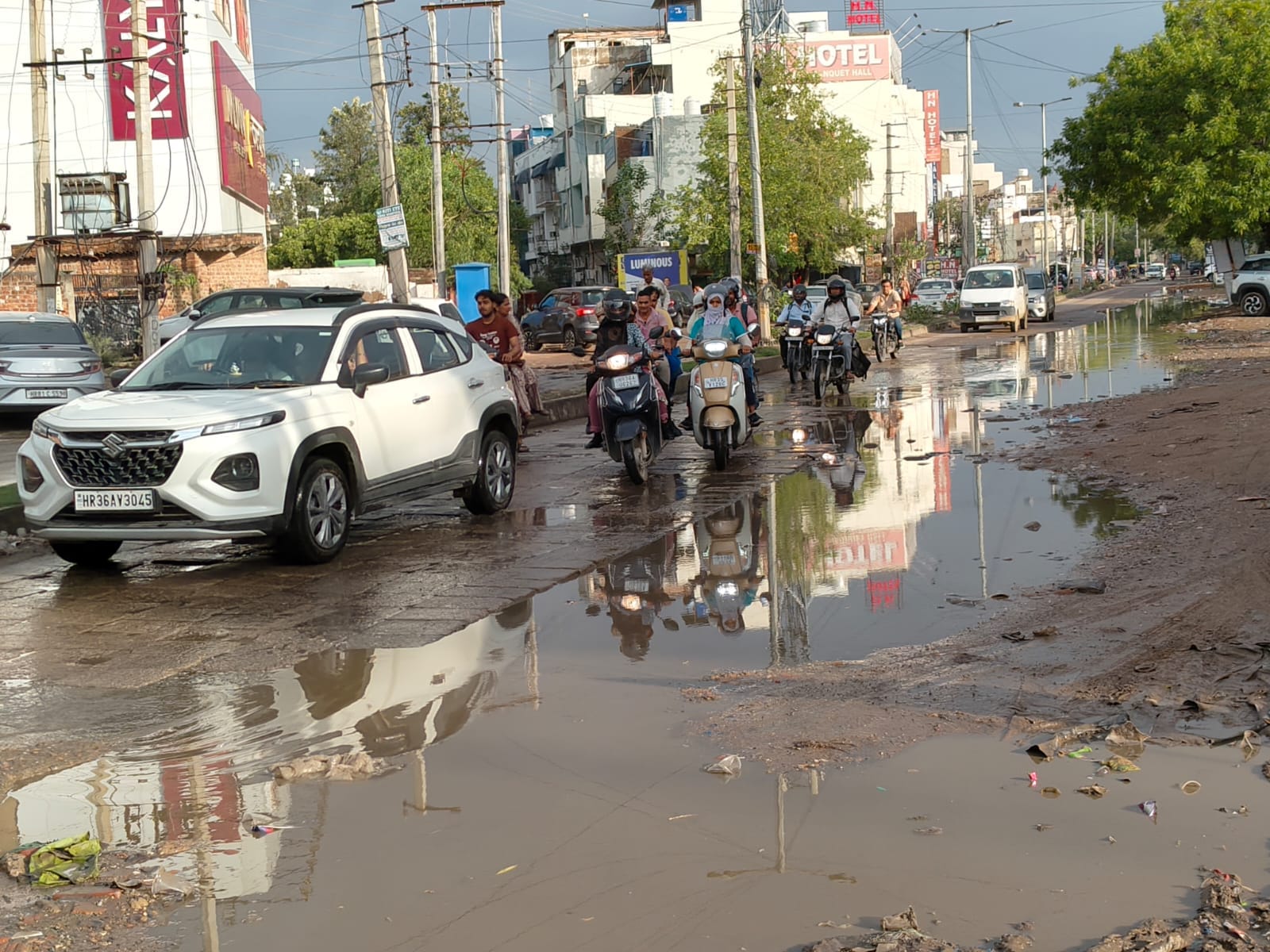 बावल मार्ग पर बारिश के बाद हुआ जलभराव। संवाद