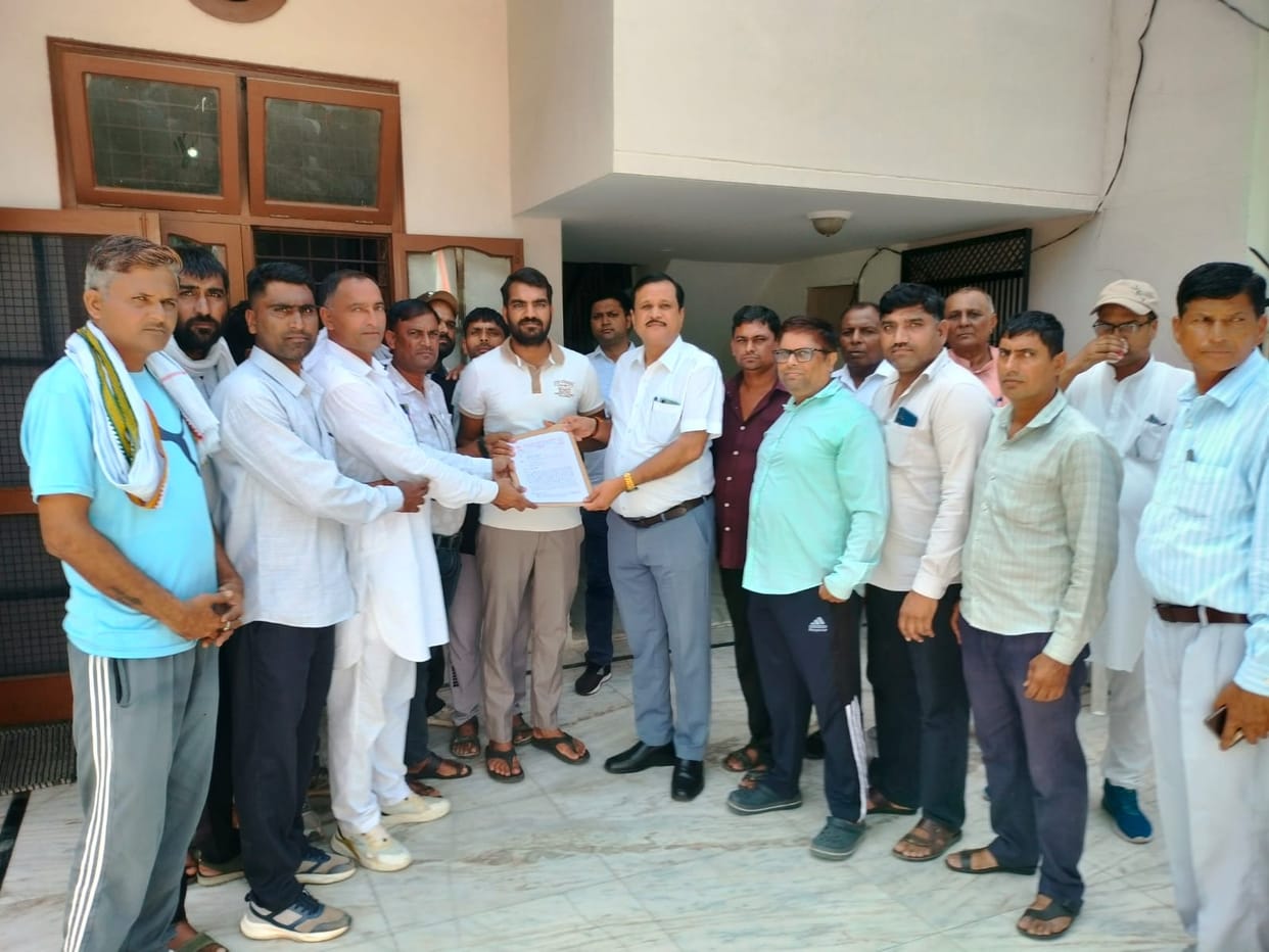 Contractual electricity employees submitted a memorandum to the MLA.