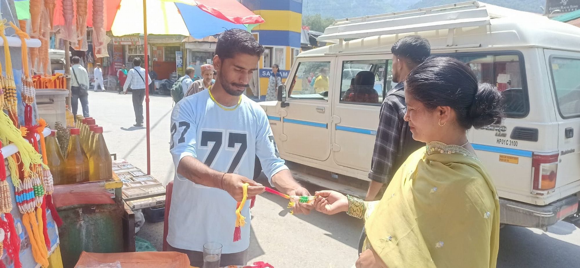 चंबा में भाई की कलाई में बांधने के लिए राखी खरीदती महिला।संवाद