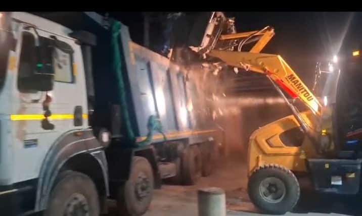 डबवाली। जेसीबी से कचरा उठाते हुए।  विभाग