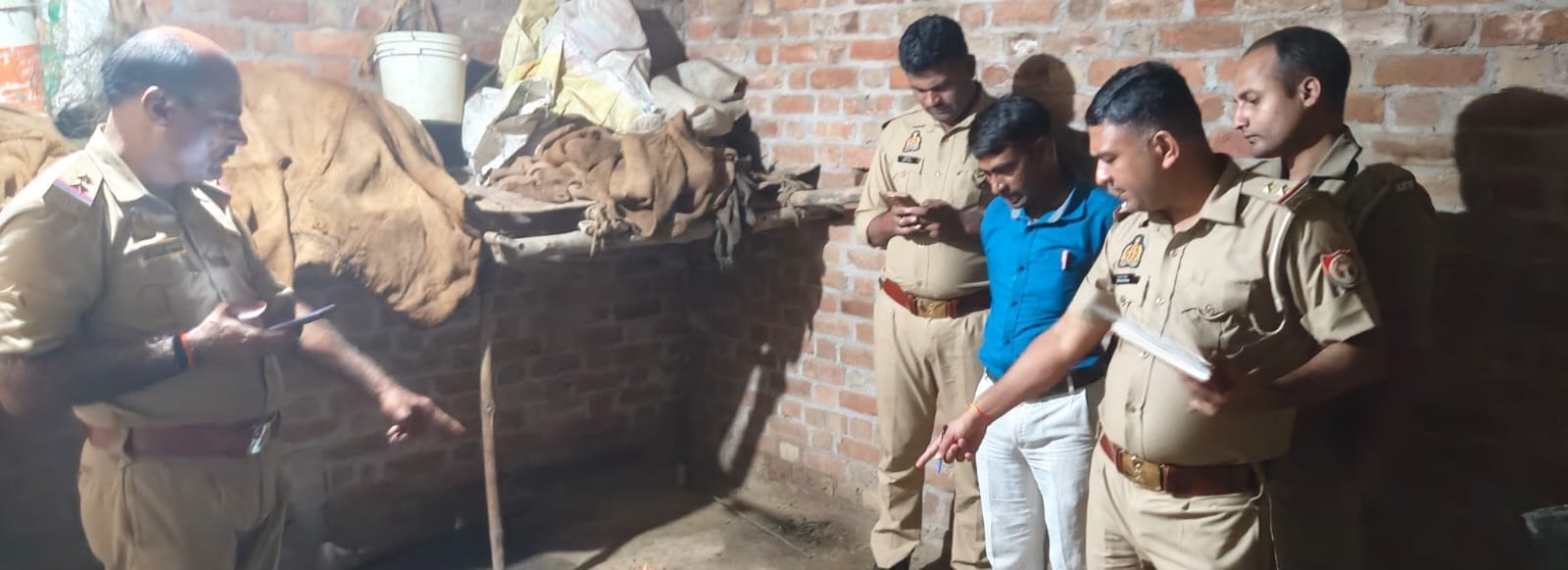 फोटो - 01 घटनास्थल पर जांच पड़ताल करती पुलिस। संवाद