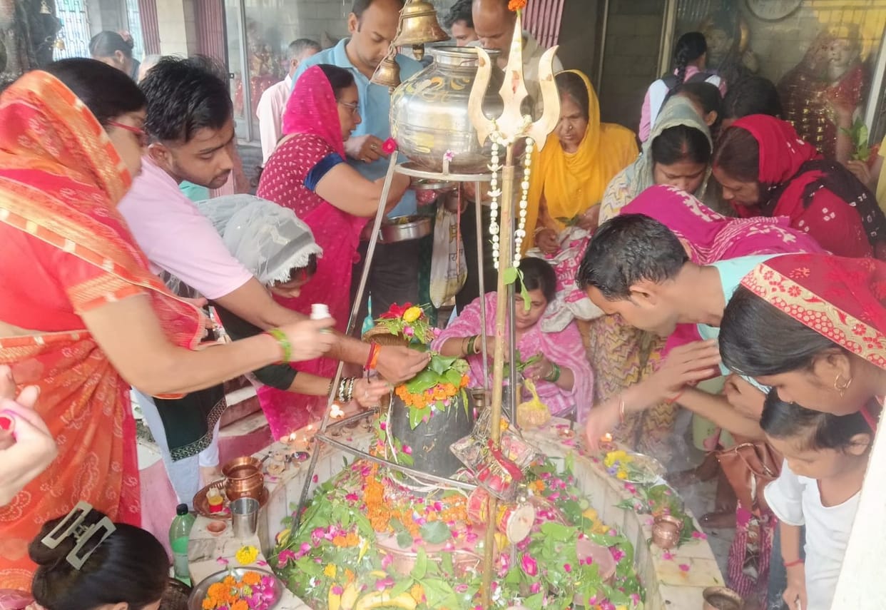 Chants hailing Bholenath continued to echo in the Shiva temples.