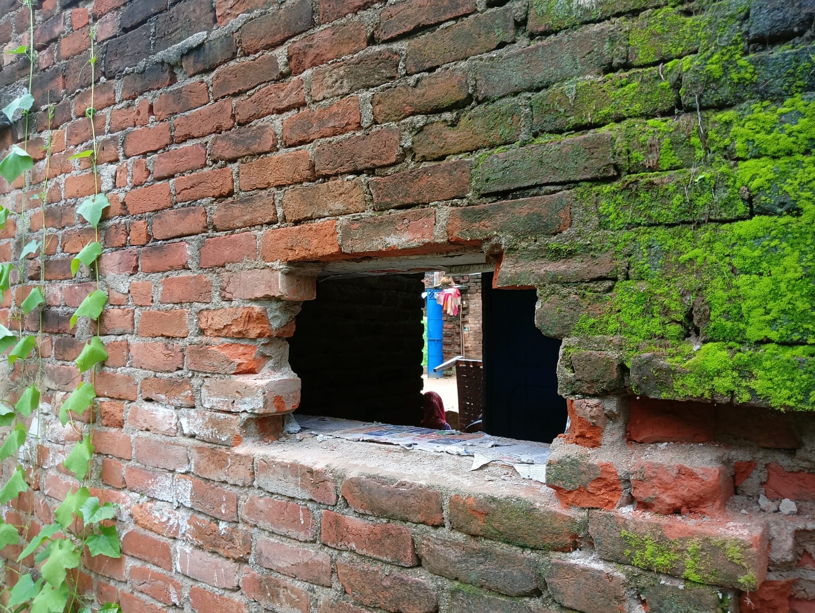 फोटो - 02 चोरों द्वारा तोड़ी गई दीवार। संवाद