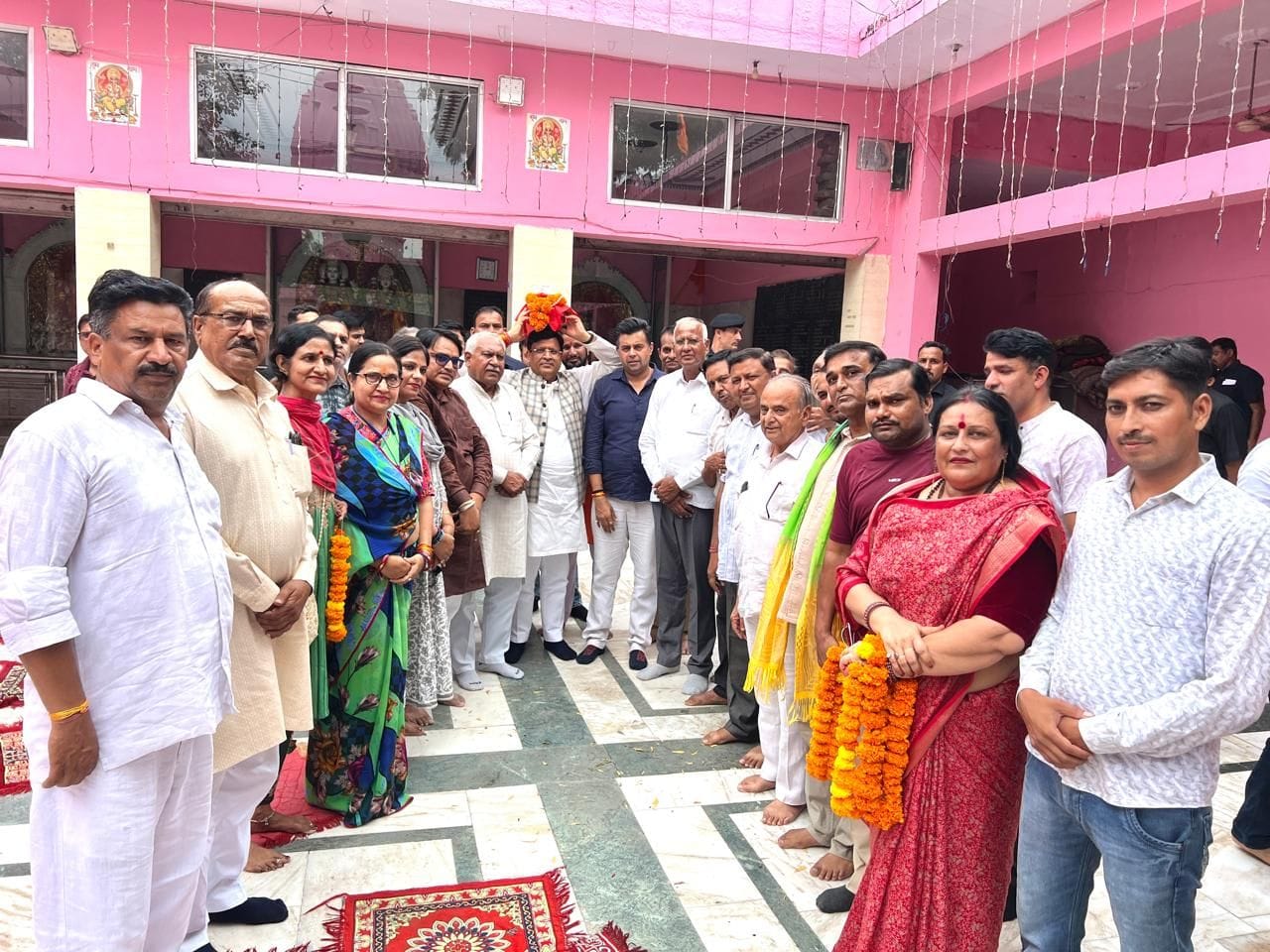 फोटो 04 कलश को अपने सिर पर रख स्थापना के लिए ले जाते मंत्री विपुल गोयल। स्रोत: प्रवक्ता