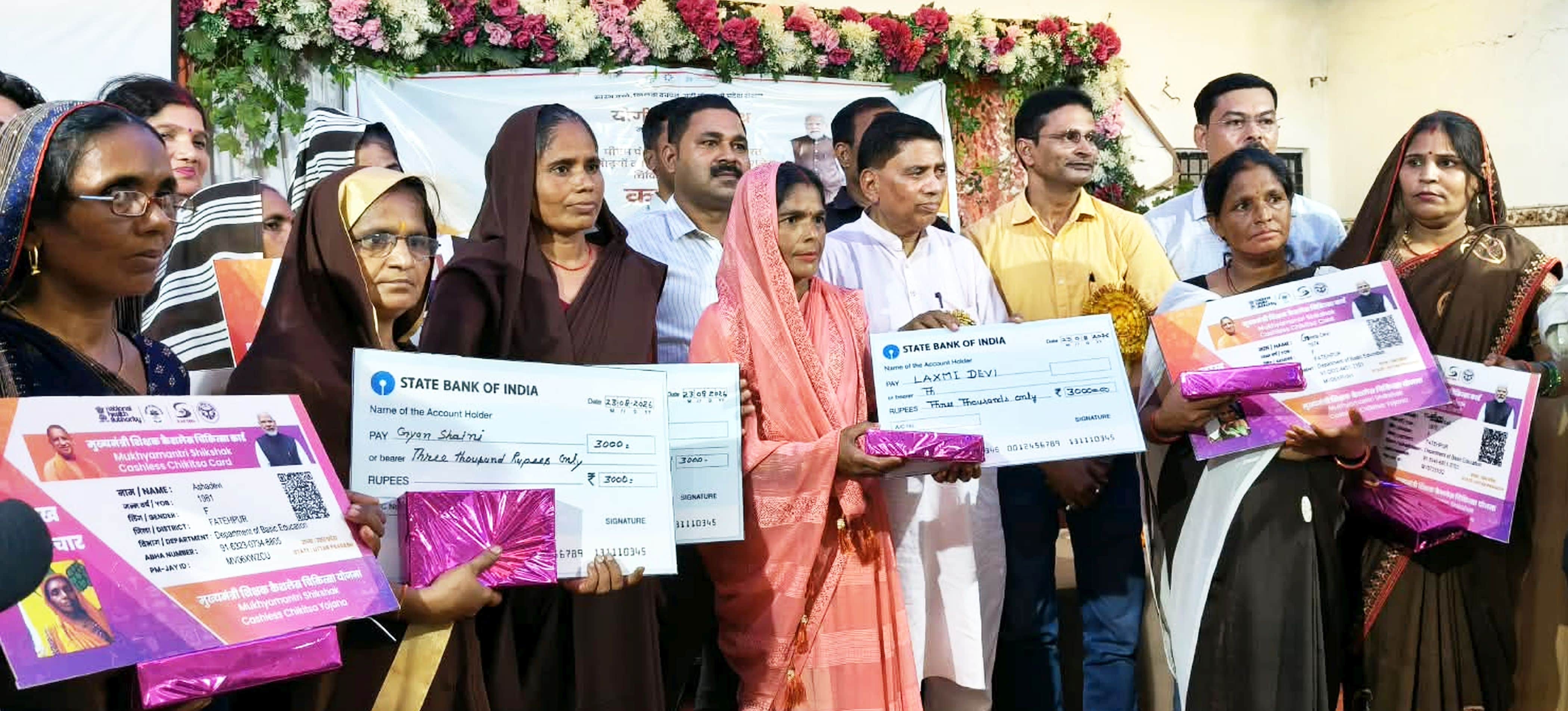 फोटो-19-रसोईयों को सम्मानित कर चेक प्रदान करते विधायक। संवाद