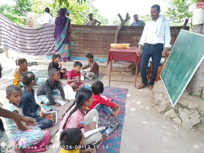 फोटो 23 एचएएमपी 02- पेड़ के नीचे पढ़ते गंगवा डेरा के बच्चे। संवाद