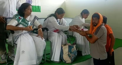 फोटो 23जेएनडी01-जिला कारागार में नशामुक्ति प्रतिज्ञा अभियान के तहत बंदियों को राखी बांधते हुए ब
