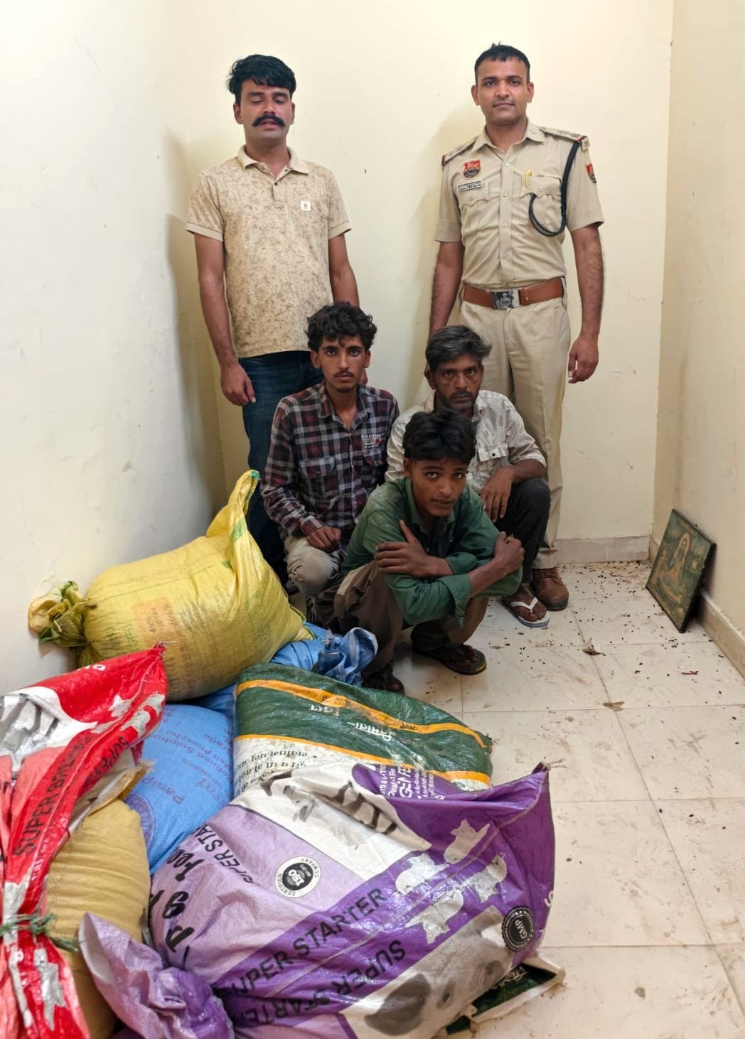 फोटो 23जेएनडी10-पुलिस गिरफ्त में मकान से चोरी करने के आरोपी। स्रोत पुलिस