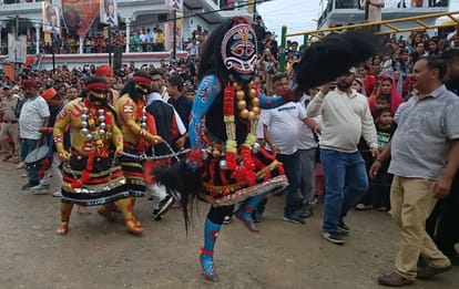 फोटो-24 पीटीएच 27 पी-कुमौड़ की हिलजात्रा में विशाल मुखौटा, गले में बंधी घंटियां, हाथों में चंवर