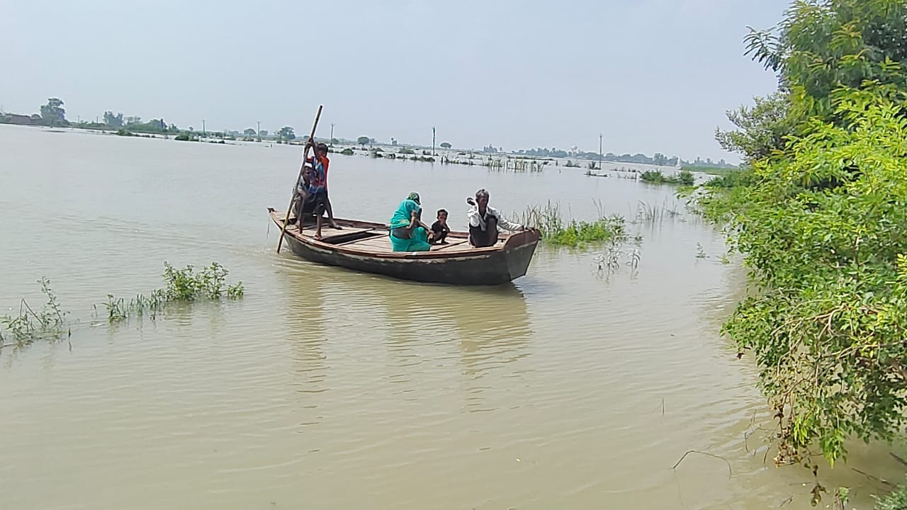 फोटो-29, नाव से आते उदयपुर के लोग।संवाद