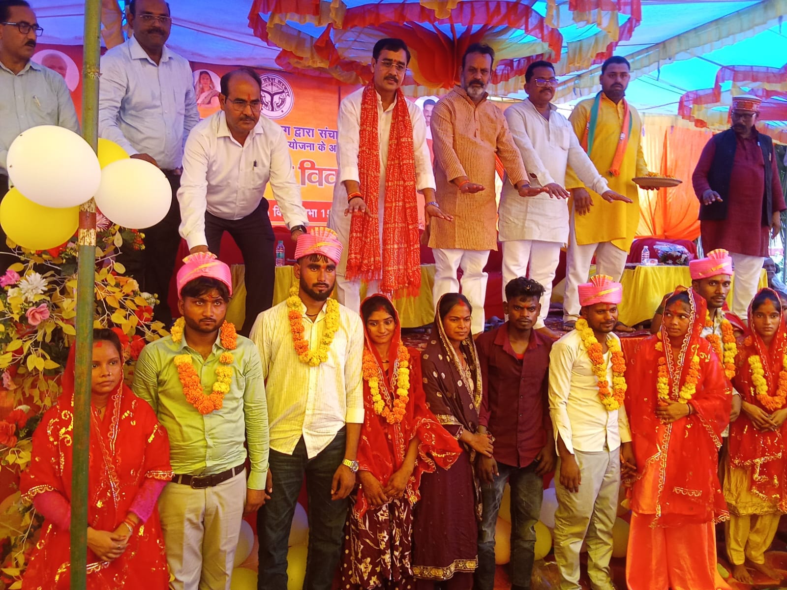 फोटो 30: सामूहिक विवाह समारोह में नवदंपतियों को आशीर्वाद देते विधायक आशीष सिंह आशू व अन्य। संवा