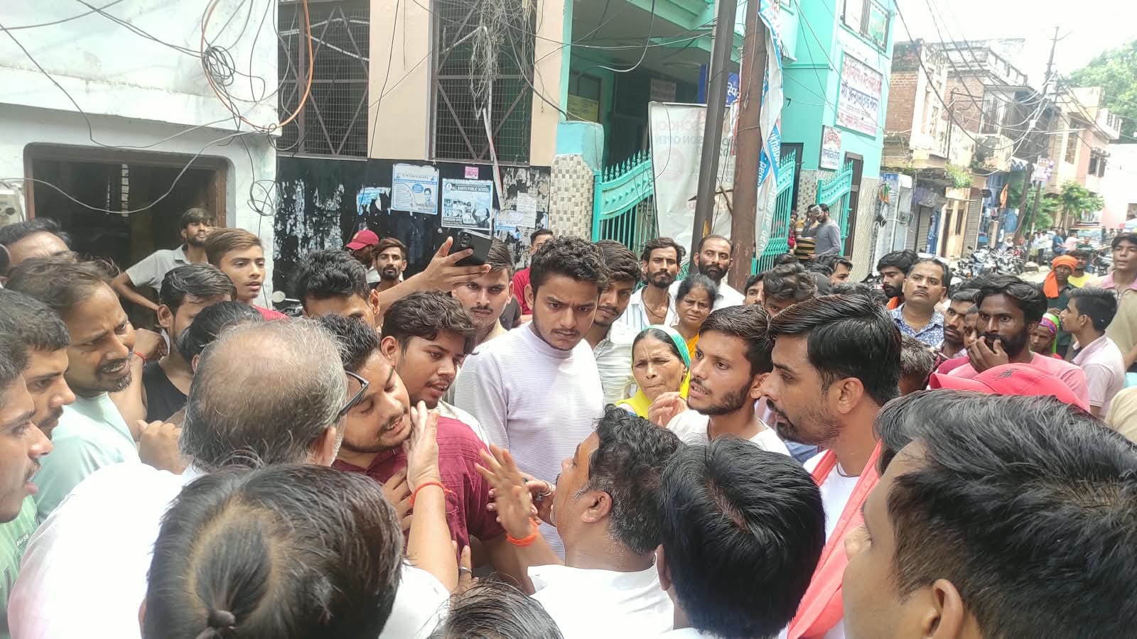 फोटो-45, बजरिया में जाम लगाए लोग। स्रोत: जागरूक पाठक