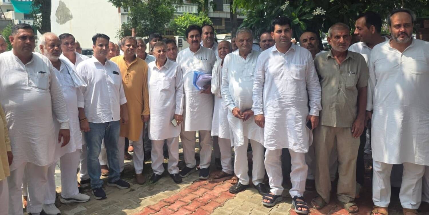 फोटो - जाट महासभा के प्रधान व अन्य पदों के लिए  नामांकन के दौरान उपस्थित प्रत्याशी राजबीर ठेकेद