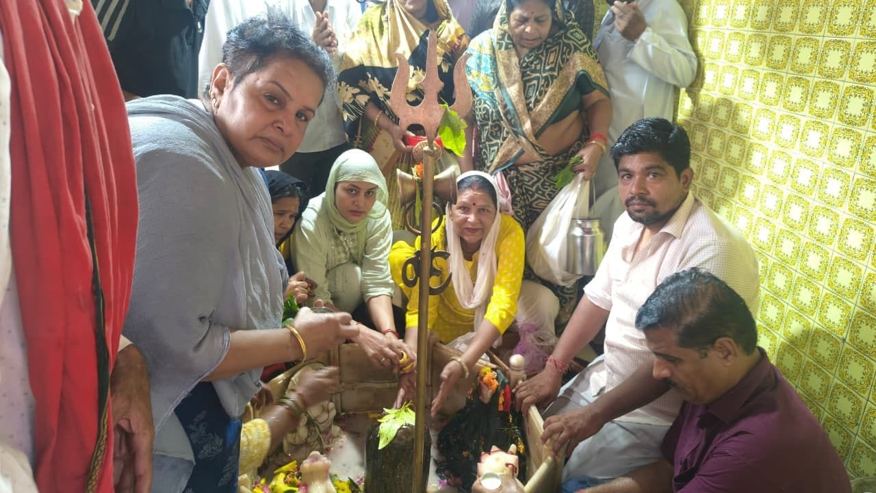 फोटो नंबर-22मोड़ावाला मंदिर में सावन के अंतिम सोमवार को जलाभिषेक करते श्रद्धालु। संवाद