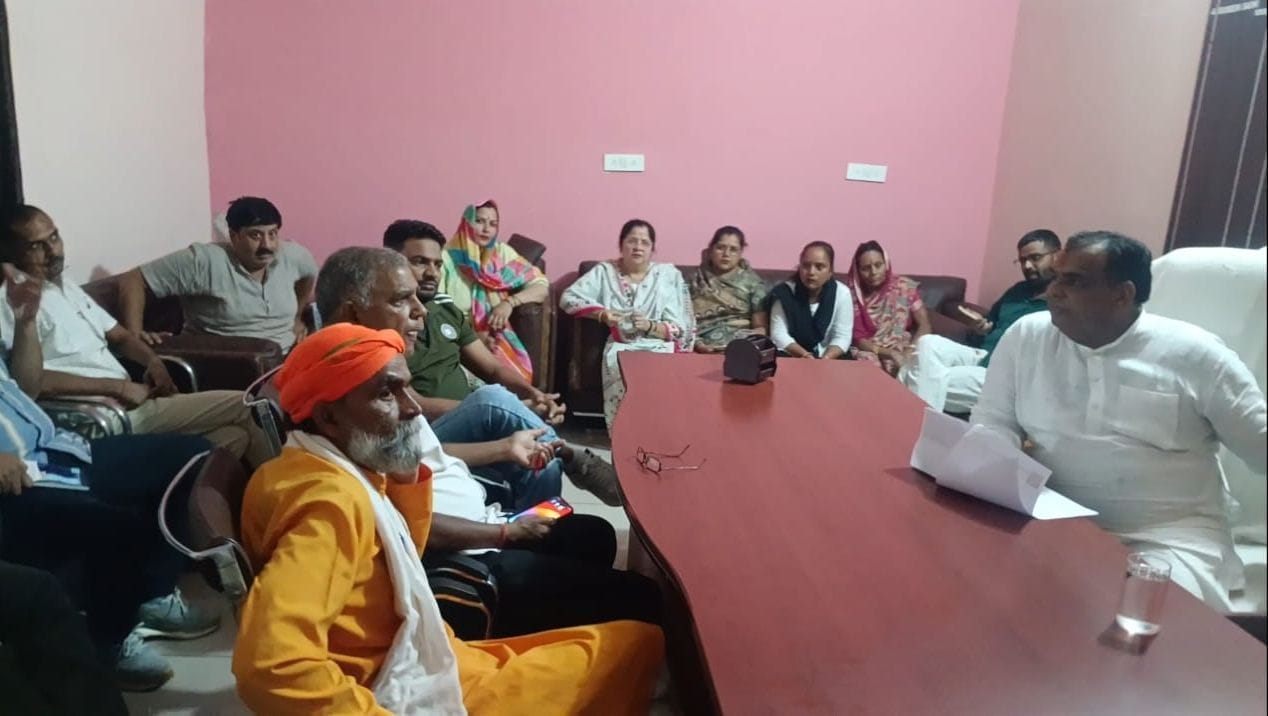 फोटो संख्या:53- नगर पालिका कार्यालय में बैठक में विचार-विमर्श  करते नगर पालिका प्रधान रमेश सैनी