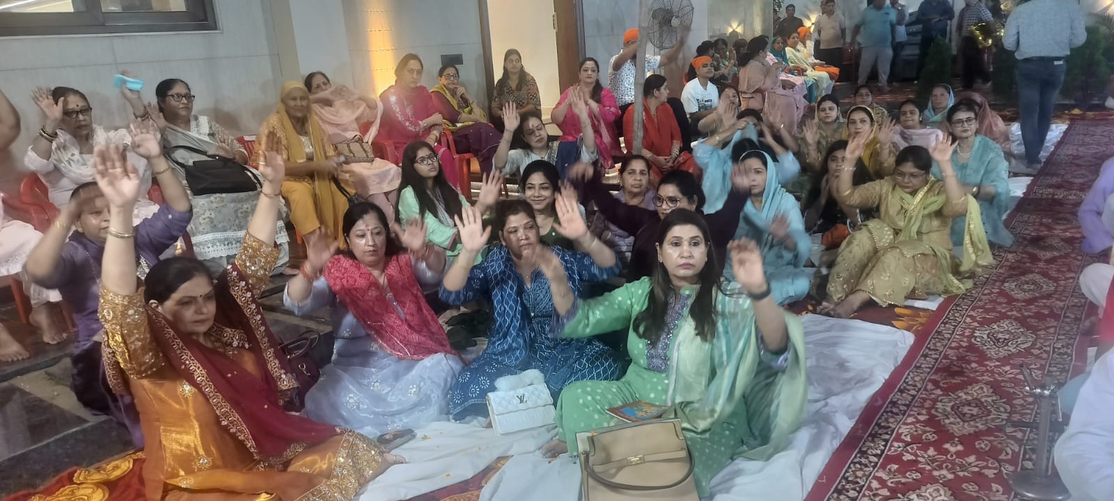 फोटो : सोनीपत के मॉडल टाउन मं आयोजित सुंदरकांड पाठ, हरिनाम संकीर्तन और रामकथा सुनती महिला श्रद्