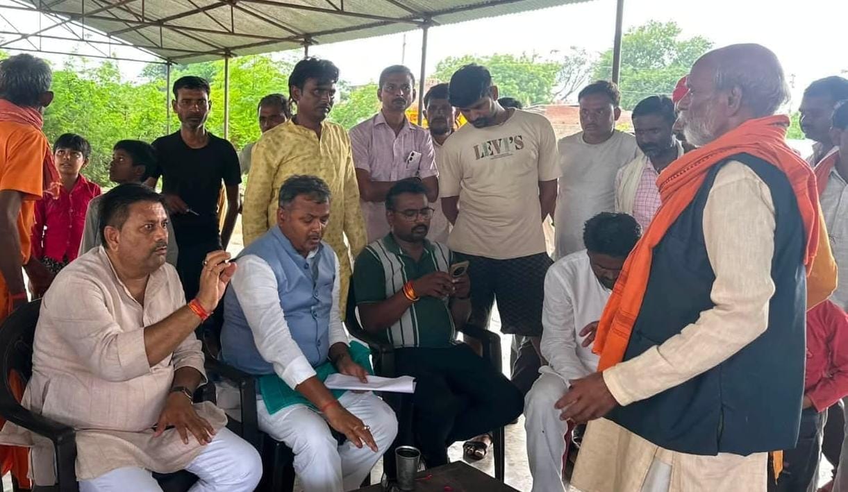 फोटो23एचएएमपी 28- ग्रामीणों की समस्याओं को सुनते विधायक। संवाद