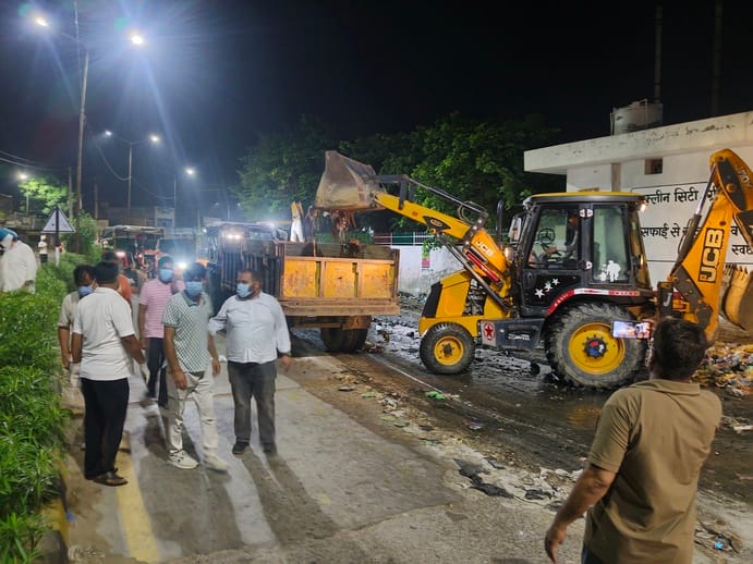 फतेहाबाद के भूना रोड पर पुलिस की मौजूदगी में कचरा उठान करवाते हुए नगर परिषद अधिकारी संवाद