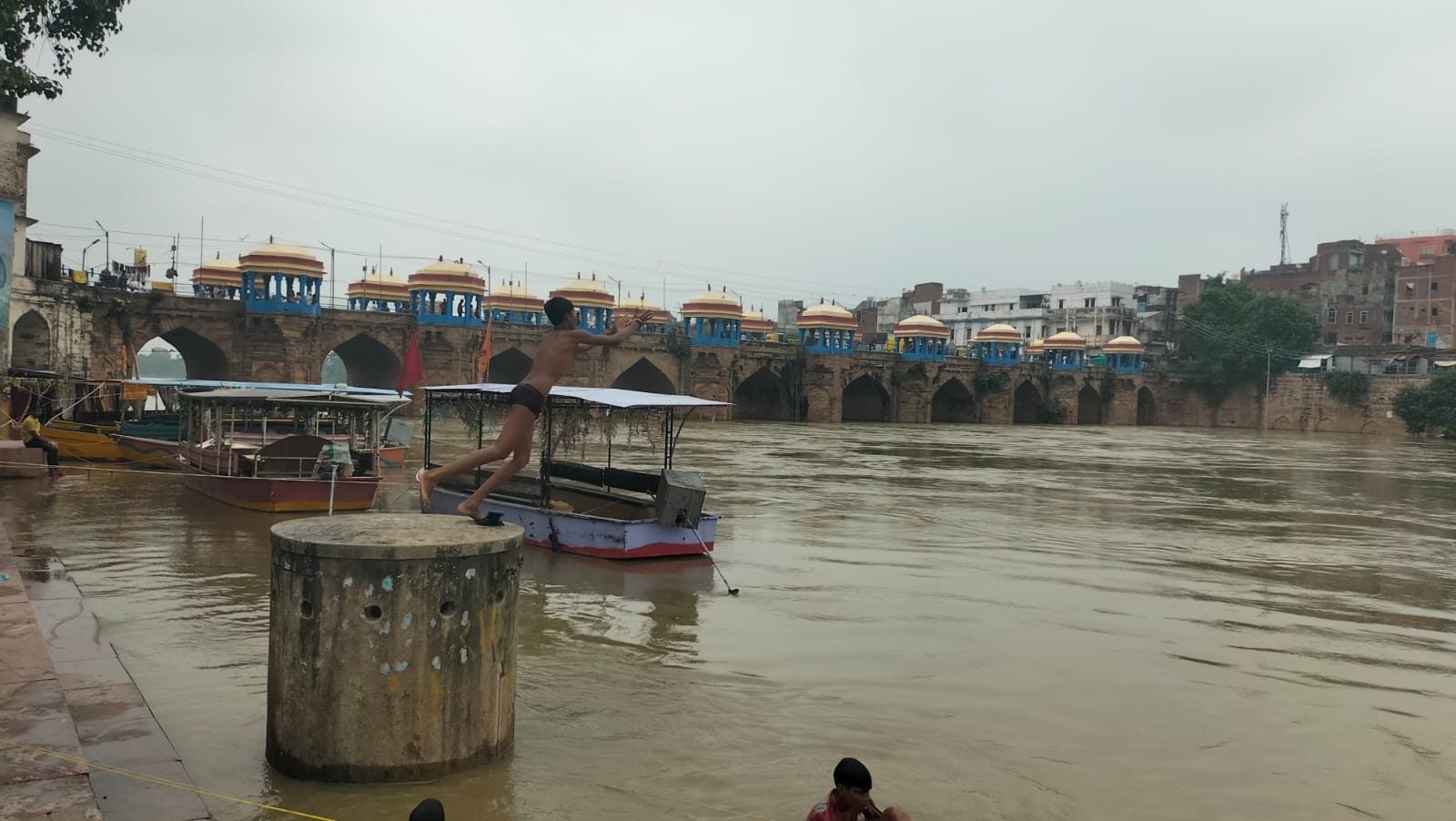 गोमती नदी में छलांग लगाते बच्चे संवाद