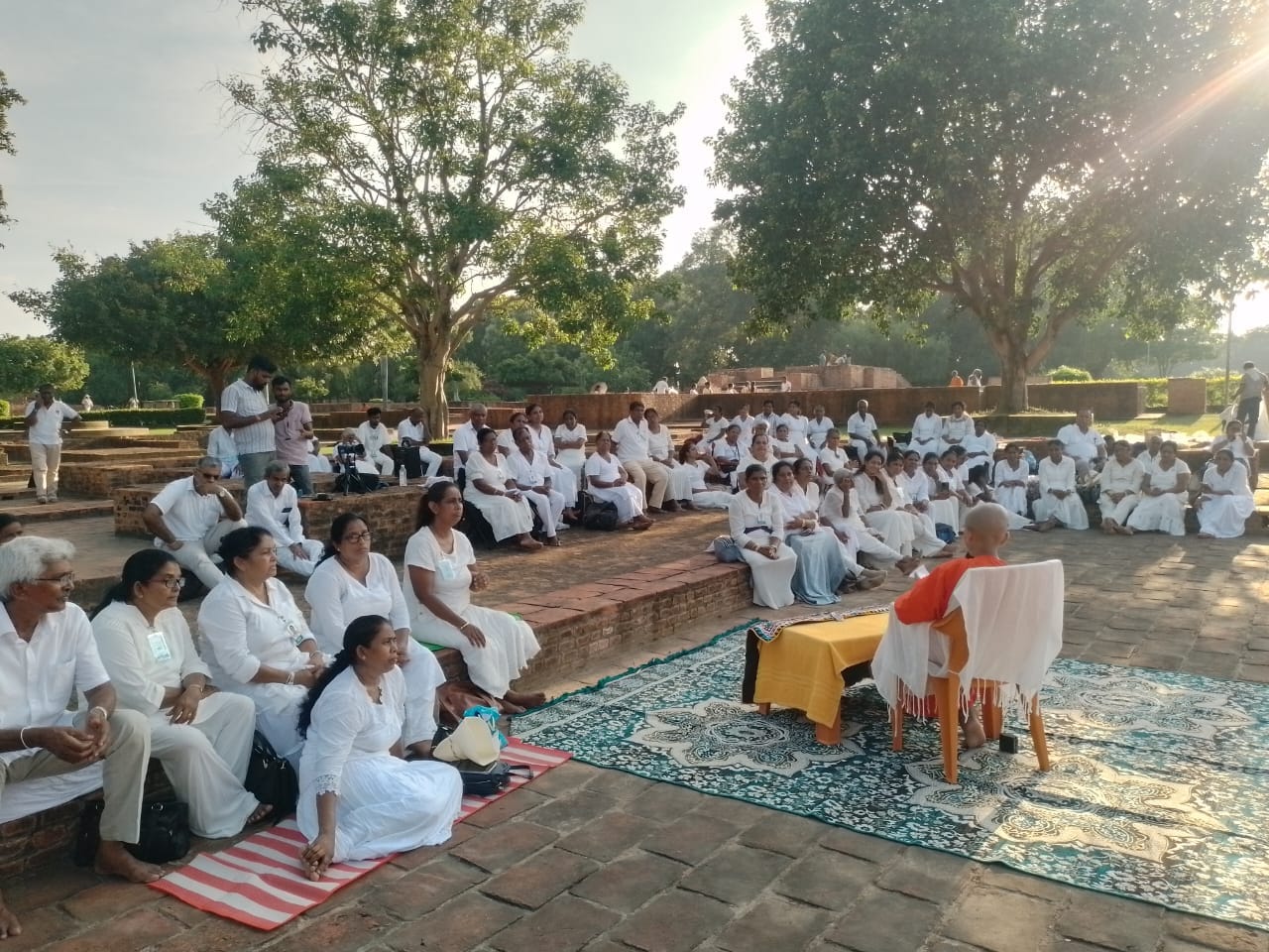 गंध कुटी में सभा के दौरान मौजूद बौद्ध अनुयायी