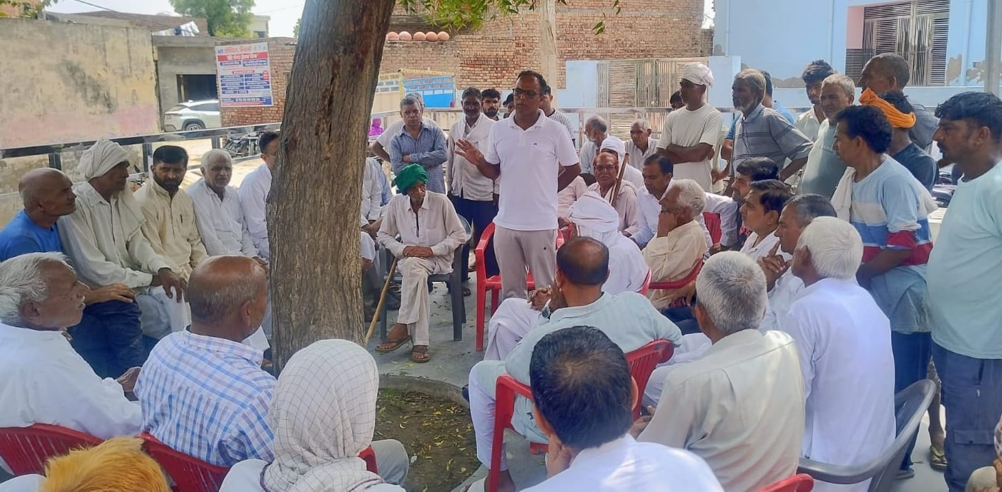 गांव चांग में दिन दहाड़े बुजुर्ग महिला से लूट मामले को लेकर आयोजित पंचायत में मौजूद ग्रामीण।
