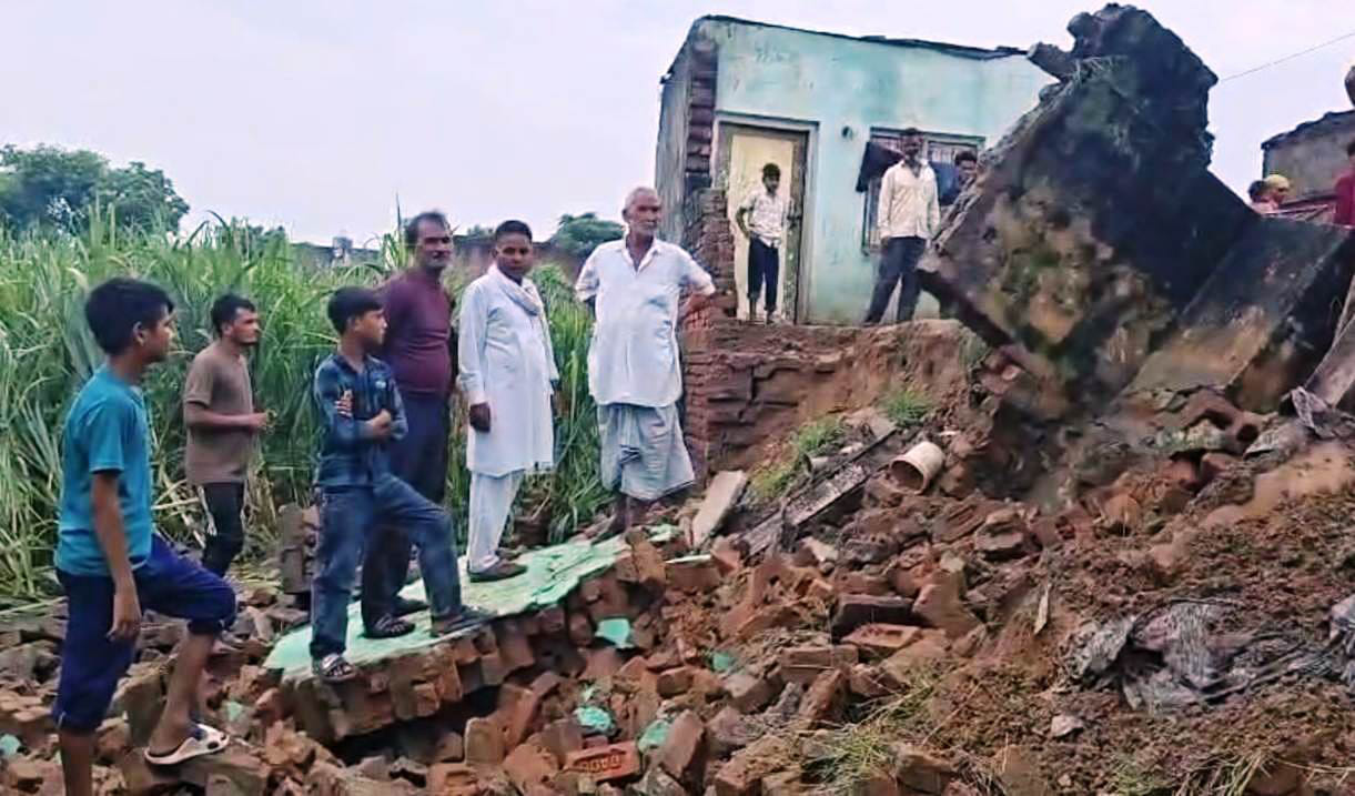 गांव हशुपुर में मकान गिरने के बाद मौजूद ग्रामीण। स्रोत ग्रामीण
