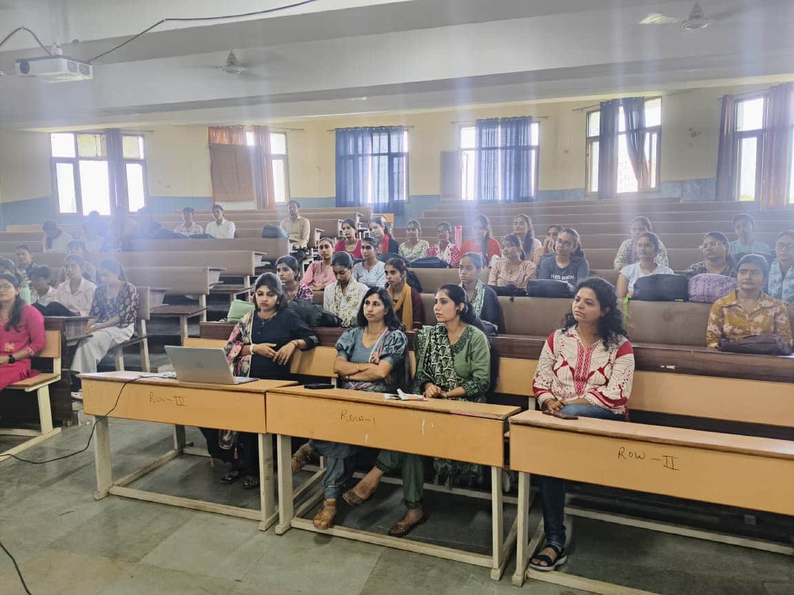 इंडक्शन कार्यक्रम में भाग लेते विद्यार्थी। स्रोत : विवि