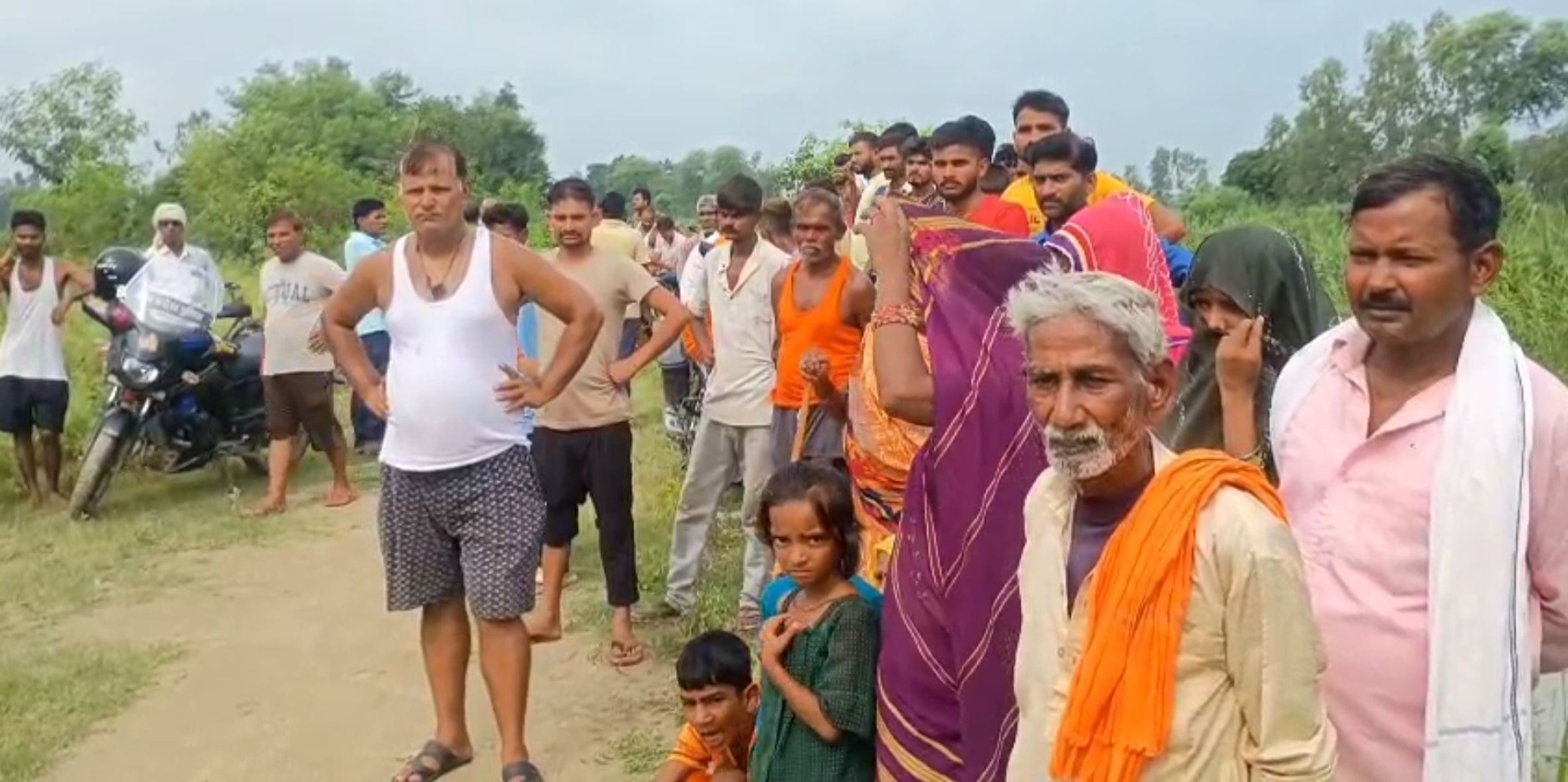 जगतपुर थाना क्षेत्र के पालकीहार मजरे चिचौली गांव में बुजुर्ग की हत्या के बाद घटनास्थल के पास ग्