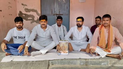 जिला अस्पताल के पोस्टमार्टम हाउस में खराब पड़े डीप फ्रीजर को दुरुस्त कराने की मांग को लेकर धरना