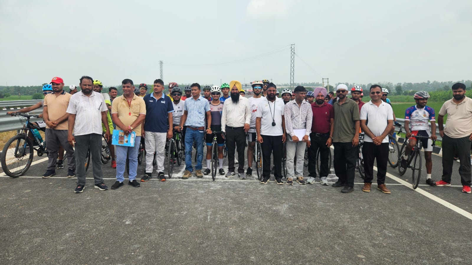 जिला स्तरीय साइकिलिंग प्रतियोगिता के दौरान मौजूद खिलाड़ी व निर्णायक मंडली। प्रवक्ता
