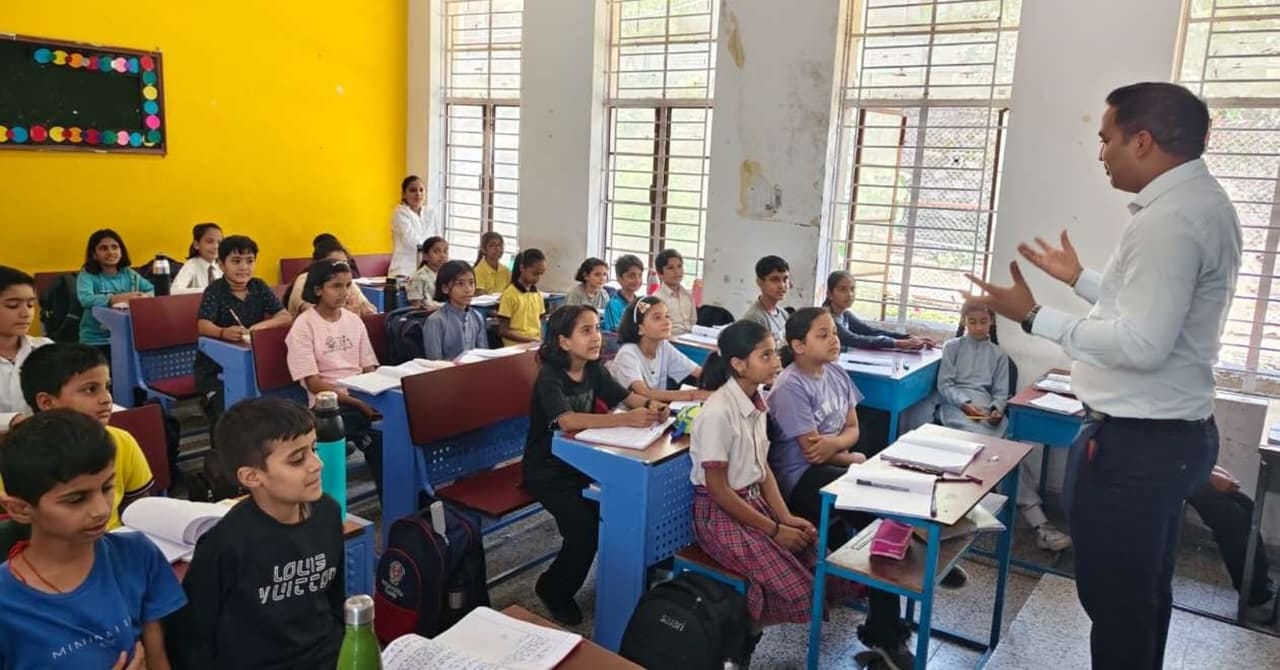 जवाहर नवोदय स्कूल में निरीक्षण पर पहुंचे उपायुक्त बिलासपुर। स्रोत: डीपीआरओ