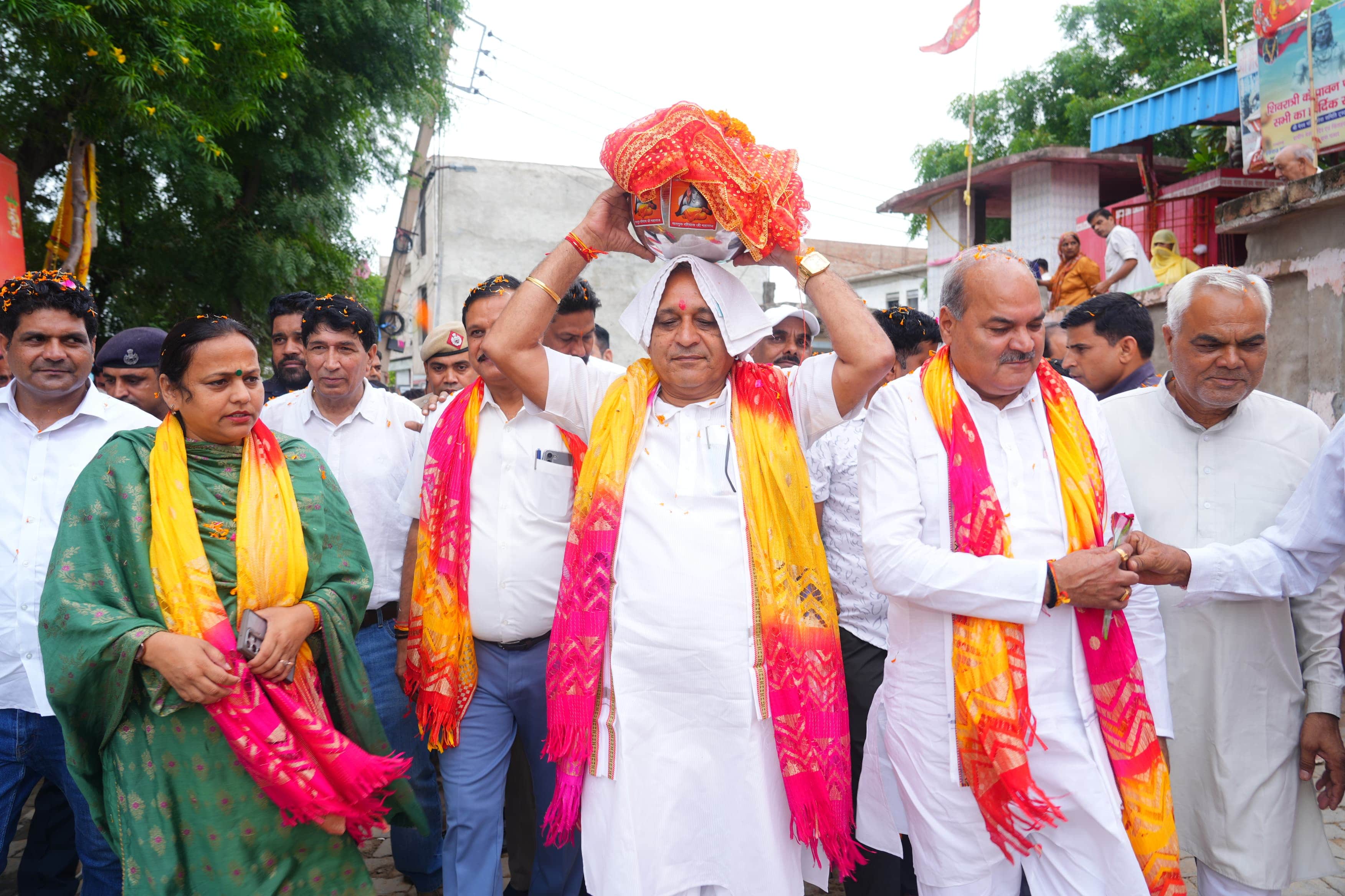 कैबिनेट मंत्री रणबीर गंगवा ने पवित्र कलश को सिर पर किया धारण। स्रोत : प्रवक्ता