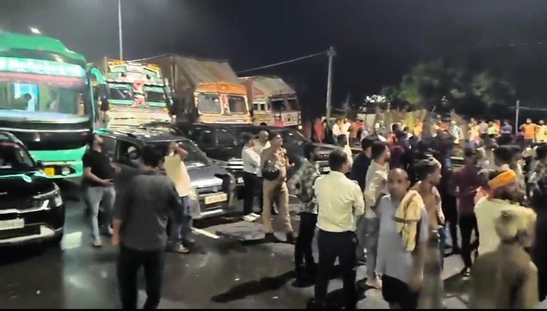 Laborer killed after being hit by a vehicle; five-kilometer-long traffic jam on the highway lasts for two hours.