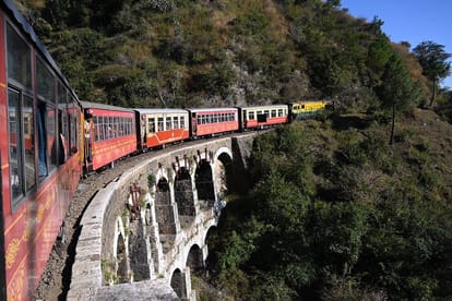 कालका-शिमला रेल खंड पर चलती टॉय ट्रेन। रेलवे