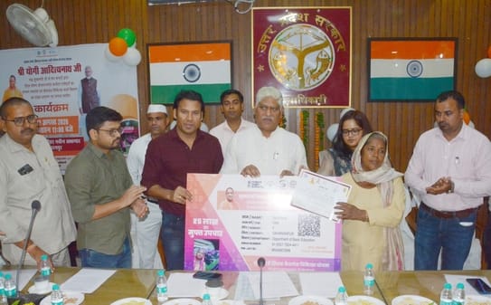 Cashless medical cards and certificates of appreciation were handed over to the cooks.