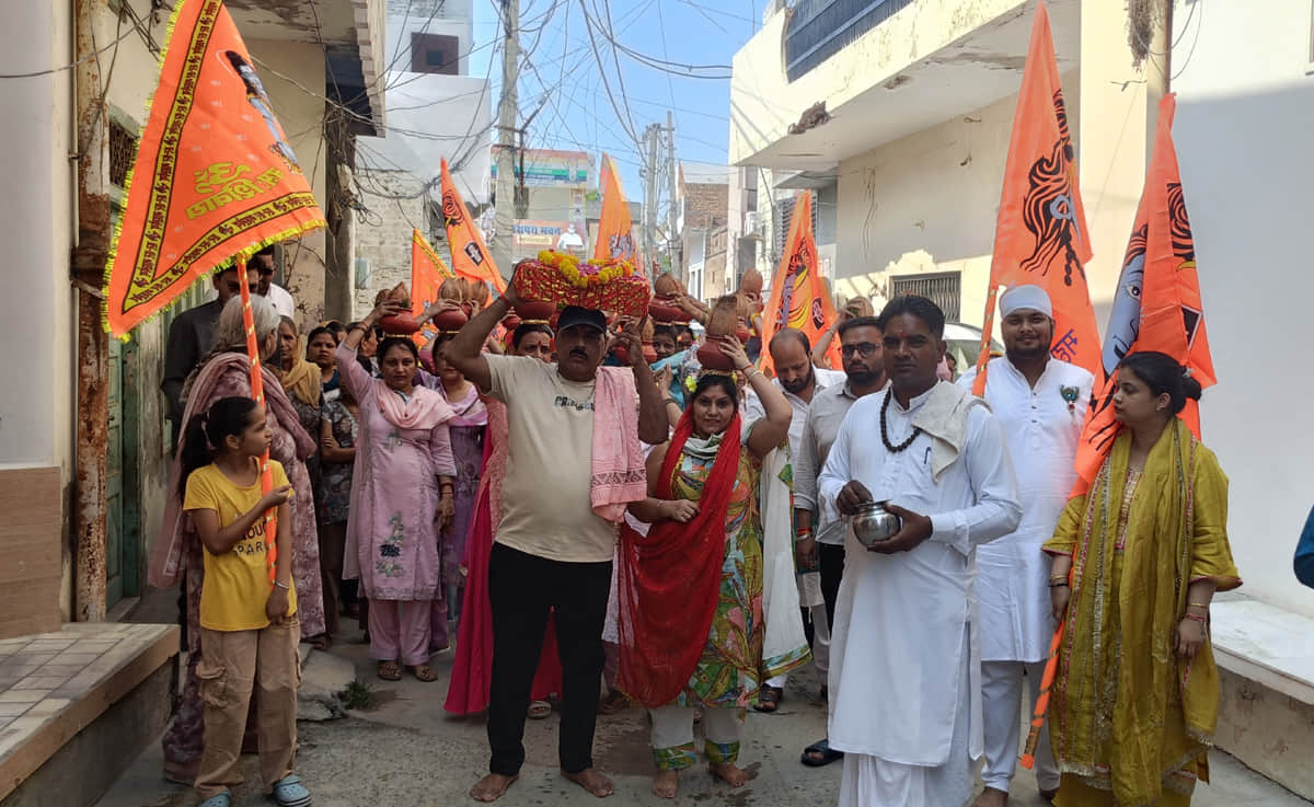 कालांवाली। शोभा यात्रा निकालते हुए श्रद्धालु। संस्था। 