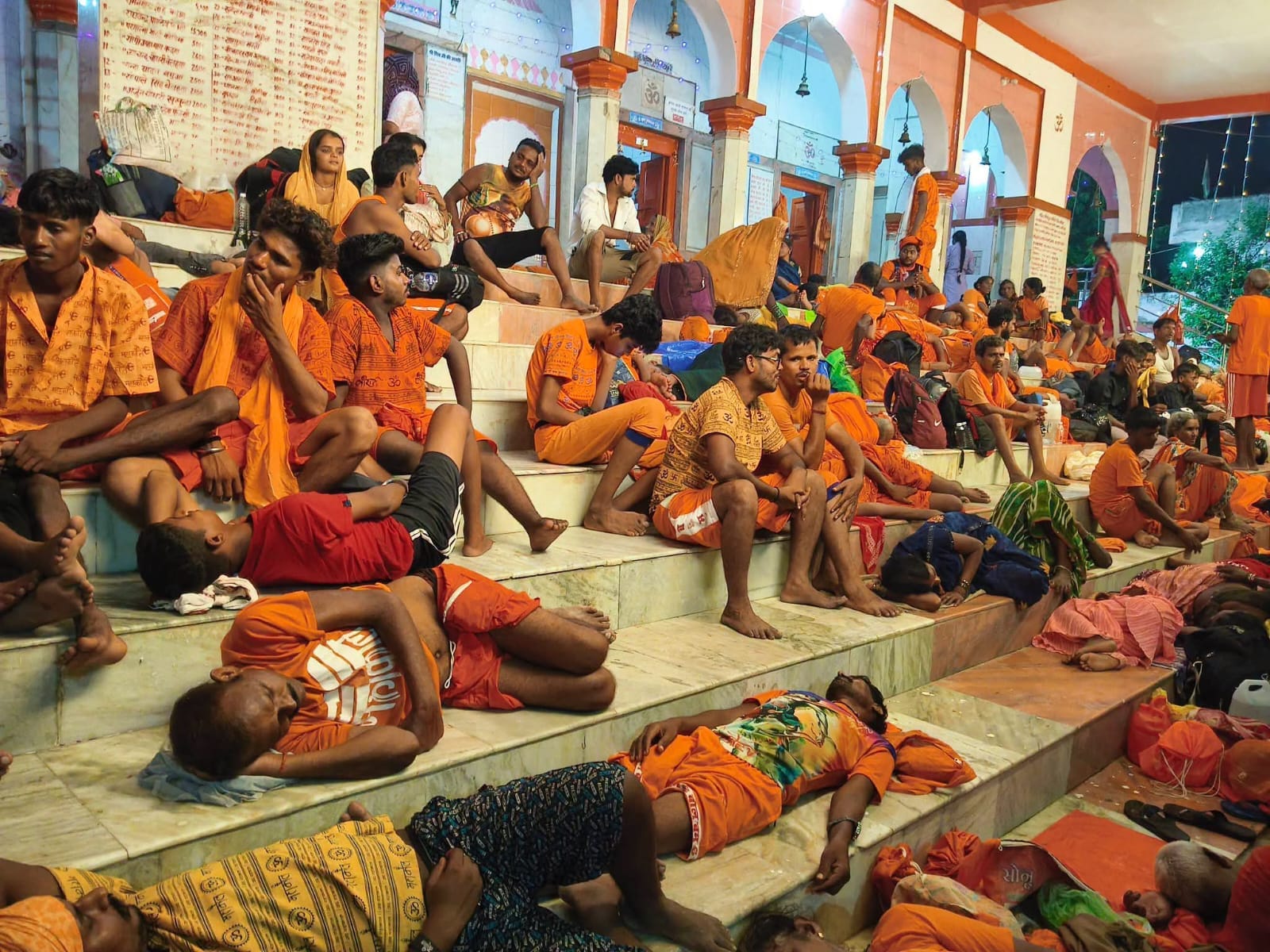 कोपिया शिव मंदिर में रात में ही कांवड़िए पहुंच गए थे। संवाद