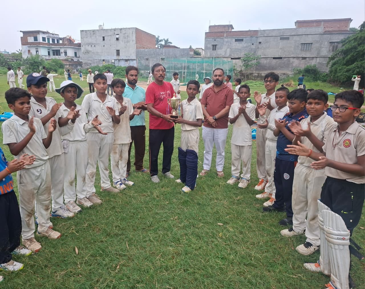 क्रिकेट मैच में शानदार प्रदर्शन पर मैन आफ द मैच का पुरस्कार देते अतिथि स्रोत आयोजक