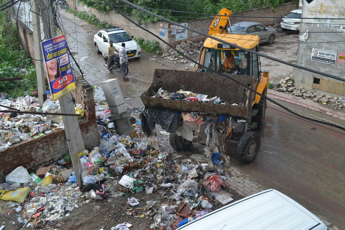 कर्ण कैनाल से कचरा उठाता जेसीबी चालक। संवाद