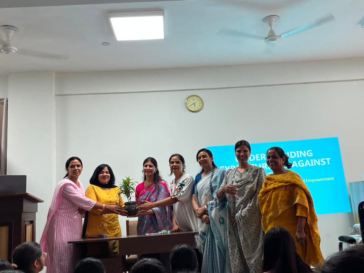 Female students at IGU were made aware of cybersecurity.