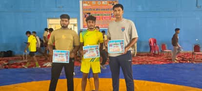 कौशांबी में अंडर-17 राज्य स्तरीय कुश्ती प्रतियोगिता में सफलता मिलने के बाद सुमित, राजबाबू और वि