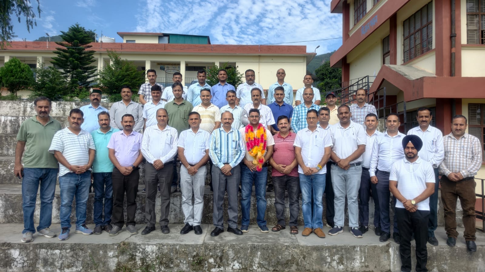 कोठीपुरा में आयोजित हिमाचल प्रदेश स्कूल लेक्चरर्स एसोसिएशन की बैठक में मौजूद प्रवक्ता व नए जिला