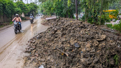 कविनगर में सर्विस रोड के पास बन रहे नाले की वजह से सड़क पर पड़ा सिल्ट। संवाद