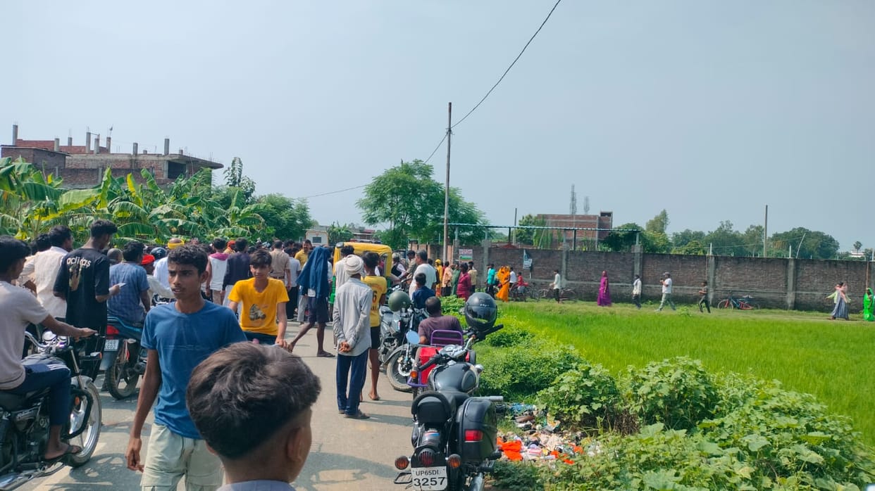 The body of a youth from Gorakhpur was found in a field on the side of a road under suspicious circumstances.