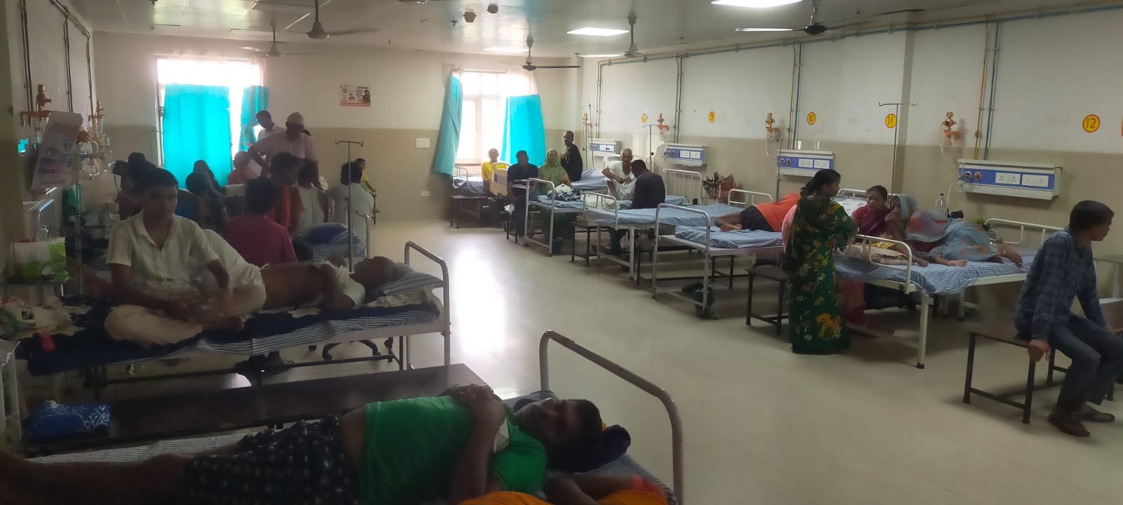 मेडिकल कालेज के पुरुष मेडिसिन वार्ड में भर्ती मरीज।