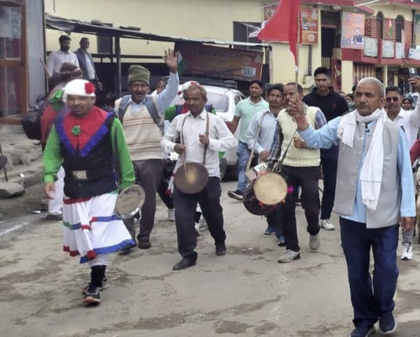 मां वाराही धाम में ढोल नगाड़े के साथ पहुंचे श्रद्धालु। स्रोत : आयोजक