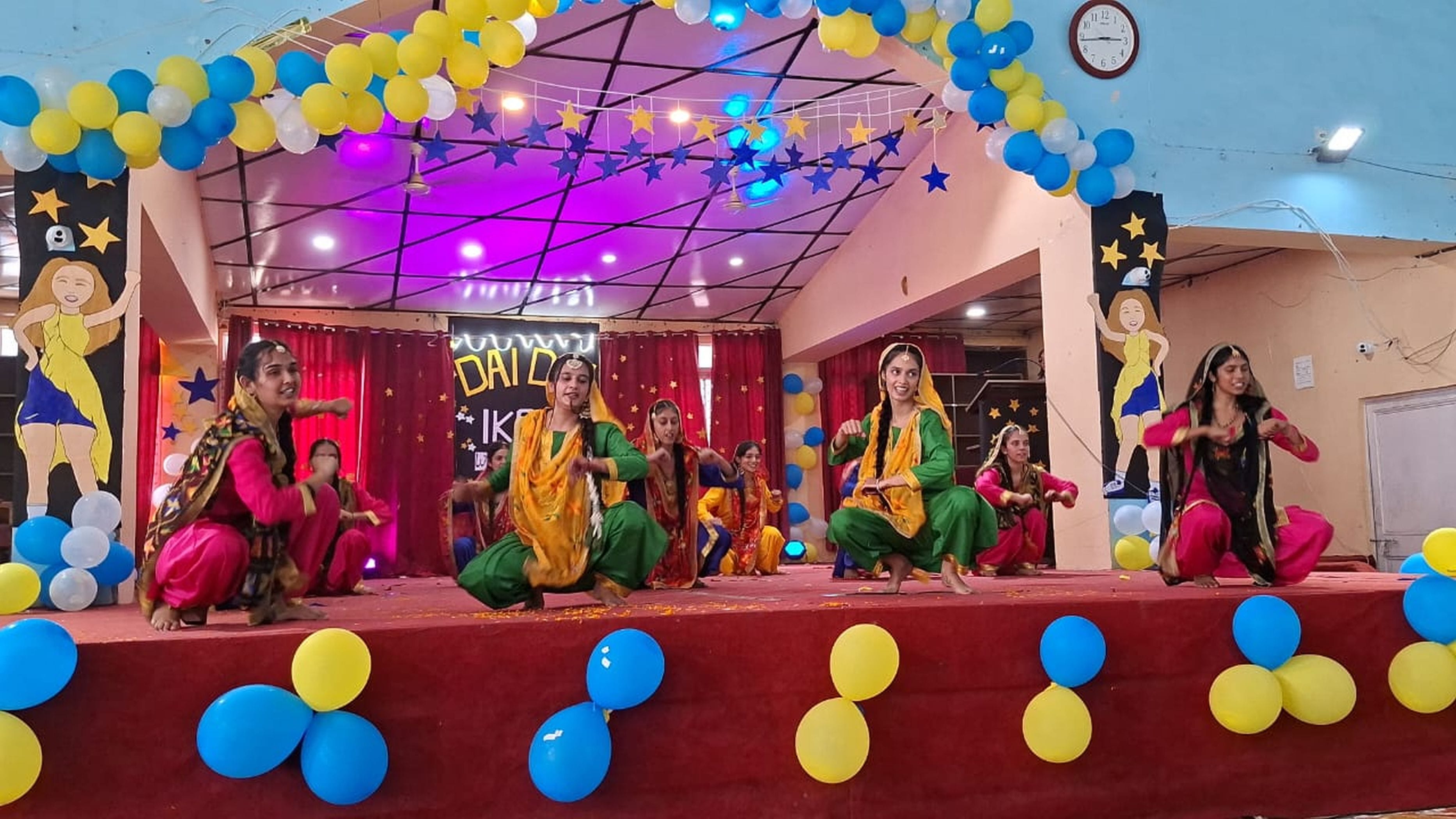 मंडी कॉलेज में आयोजित सांस्कृतिक कार्यक्रम में प्रस्तुति देती छात्राएं।स्रोत संस्थान